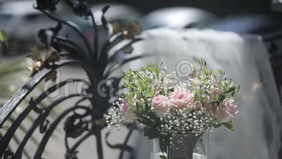 婚礼装饰从白色和红色花卉仪式花卉视频的预览图