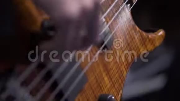 吉他手在舞台上弹吉他视频的预览图