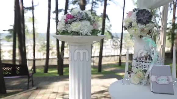 婚礼装饰从白色和红色花卉仪式花卉视频的预览图