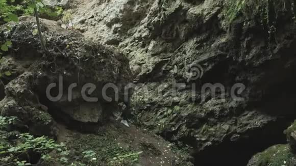 徒步旅行的人游客在山上日落时的情侣旅行者女徒步旅行带着背包在小径上徒步旅行视频的预览图