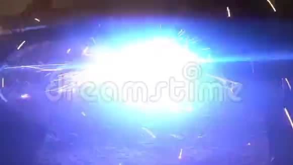 制造装饰性金属制品的过程金属火花飞离细节金属焊接视频的预览图
