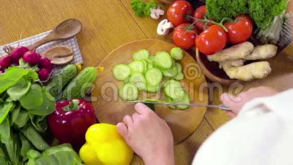 厨师烹饪蔬菜沙拉慢慢视频的预览图