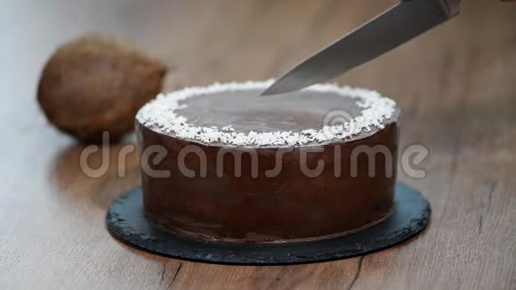 切一块巧克力蛋糕视频的预览图