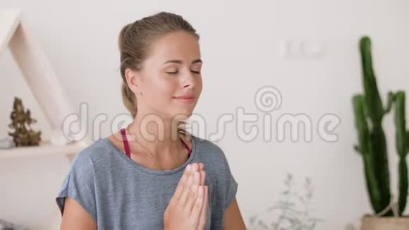 女子在瑜伽馆做莲花姿势视频的预览图