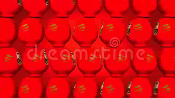 红色背景下旋转红达鲁玛玩偶视频的预览图