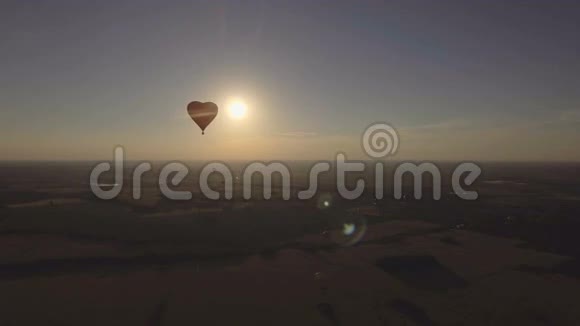 在麦田上空的热气球空中景观视频的预览图