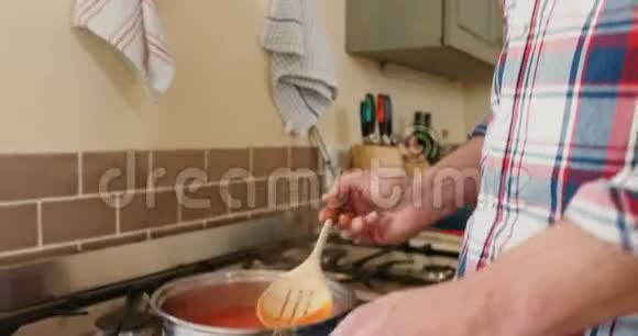 成熟男人在厨房做饭视频的预览图