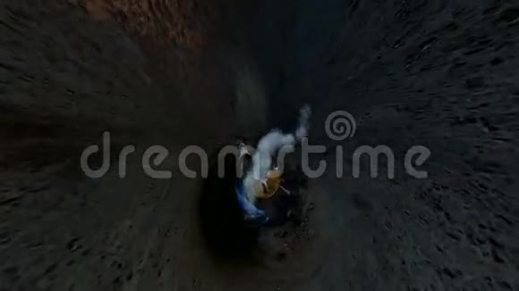 直升机用烟雾穿透沥青隧道视频的预览图