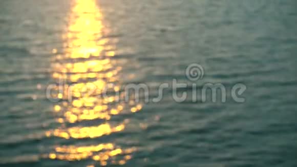 美丽的日落过水视频的预览图