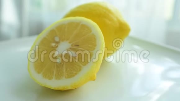 市场上的新鲜柠檬吃得好健康饮食视频的预览图