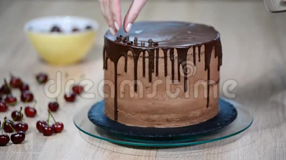 烘焙和装饰巧克力蛋糕用巧克力装饰蛋糕视频的预览图