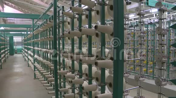 工业纺织厂织物生产视频的预览图
