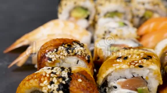 健康美味的黑石寿司卷视频的预览图