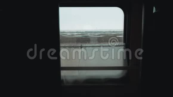 概念火车旅程旅行从一列移动火车的窗口观看美丽的俄罗斯冬季铁路旅行慢动作视频的预览图