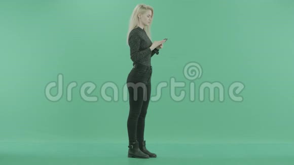 一个女人在用手机说话视频的预览图