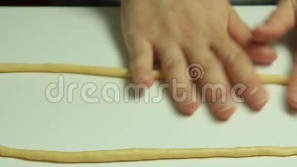 女人做苹果派食品视频的预览图