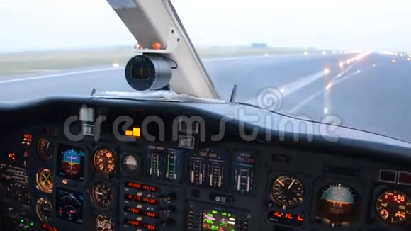 飞行员起飞了视频的预览图