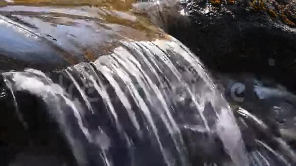 小溪水流白天裂谷小视频的预览图