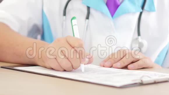白种人男性医生书写RX处方的特写视频的预览图