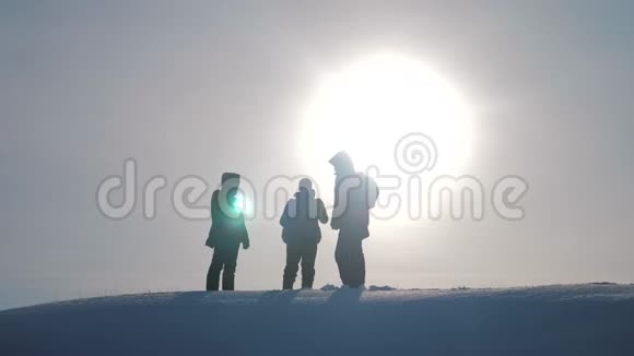 团队合作男游客登山生活方式走山顶岩峰团队阳光剪影雪地脚视频的预览图