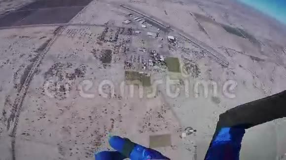 专业跳伞员在亚利桑那州上空跳伞晴天景观视频的预览图