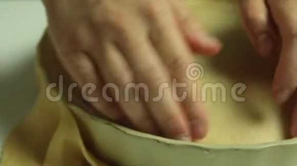 女人做苹果派食品视频的预览图