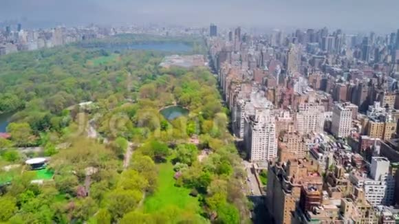 美国纽约中央公园曼哈顿上东区和西区以及曼哈顿中城的鸟瞰图视频的预览图