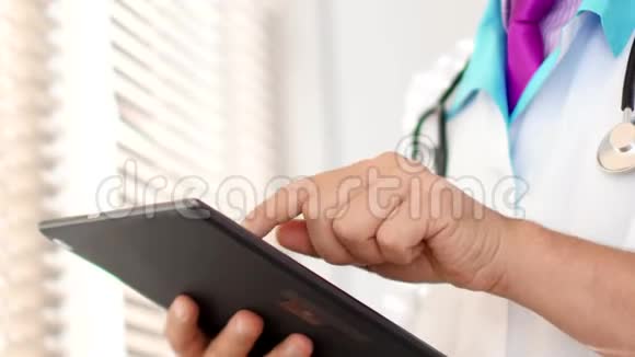 医生触摸数字平板电脑视频的预览图