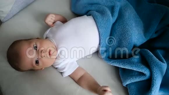 新生儿躺在圆床上视频的预览图