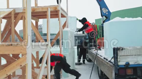 安装冰面板的工人视频的预览图