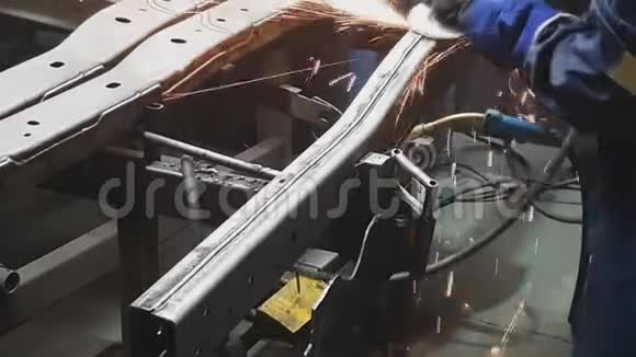 工人在工作中研磨金属视频的预览图