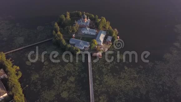 弗拉基米尔地区的圣维登斯基修女院在岛上空中观景视频的预览图