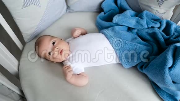 新生儿躺在圆床上视频的预览图