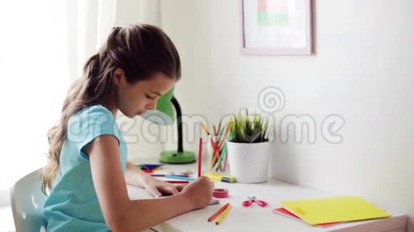 快乐的女孩在家画画视频的预览图