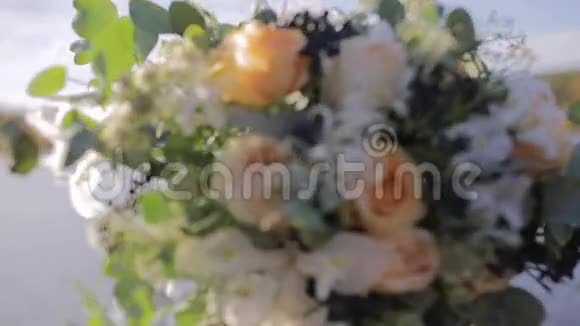 年轻的金发女人带着新娘花束视频的预览图