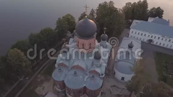 弗拉基米尔地区的圣维登斯基修女院在岛上空中观景视频的预览图