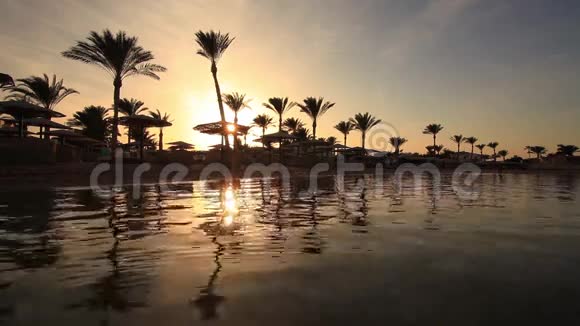夕阳反射在沙滩上的水中埃及视频的预览图