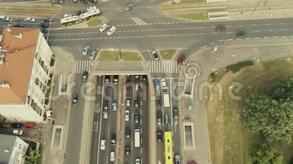 城市道路交通拥挤的空中镜头视频的预览图