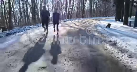 两个冬天在雪地里奔跑视频的预览图