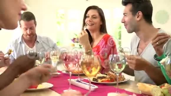 一群围坐在餐桌旁吃晚饭的朋友视频的预览图