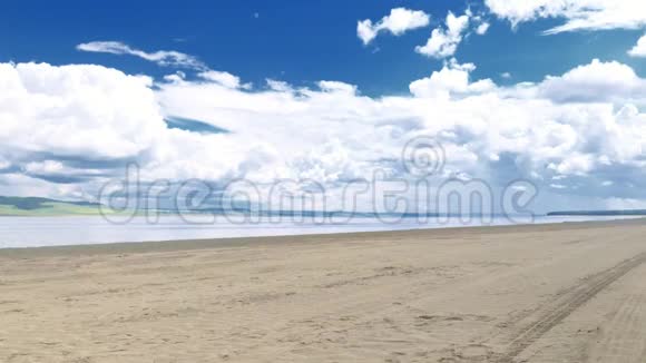 漂亮的女人戴着帽子站在海滩上靠在蓝色的大海上视频的预览图