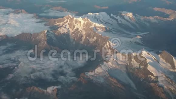 在夏季飞越欧洲阿尔卑斯山冰川的景观从飞机窗口可以看到空中景色视频的预览图