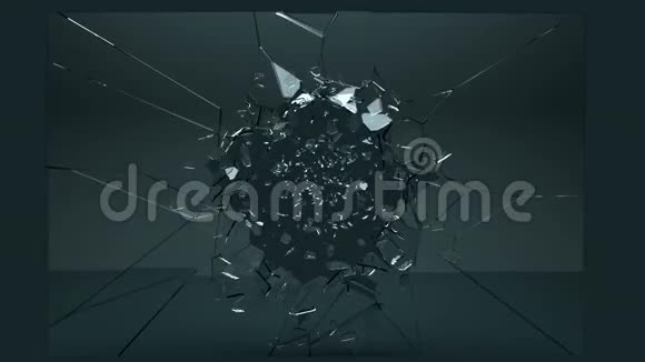美丽的破裂和破碎的玻璃与缓慢的运动视频的预览图