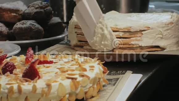 烹饪的概念专业糕点厨师做美味的蛋糕特写视频的预览图