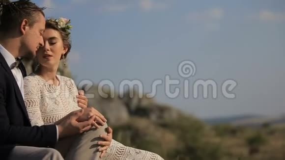 肖像情侣柔情爱情背景草地上美丽的年轻夫妇视频的预览图