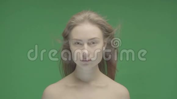 女人脸上的美丽肖像视频的预览图