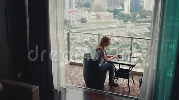 美丽的女人在阳台上工作视频的预览图