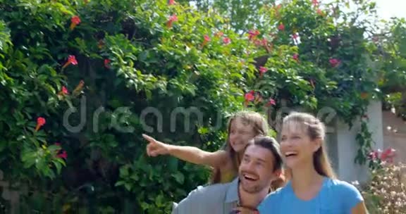 花园里的幸福家庭视频的预览图