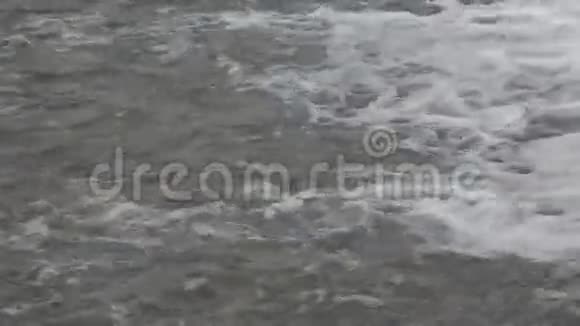 小河上的小瀑布视频的预览图
