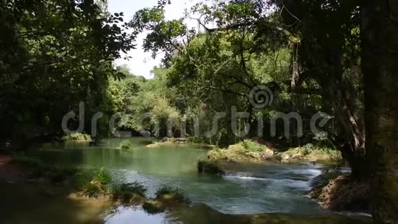 泰国Saraburi国家公园NamtokChetSaoNoi小瀑布视频的预览图